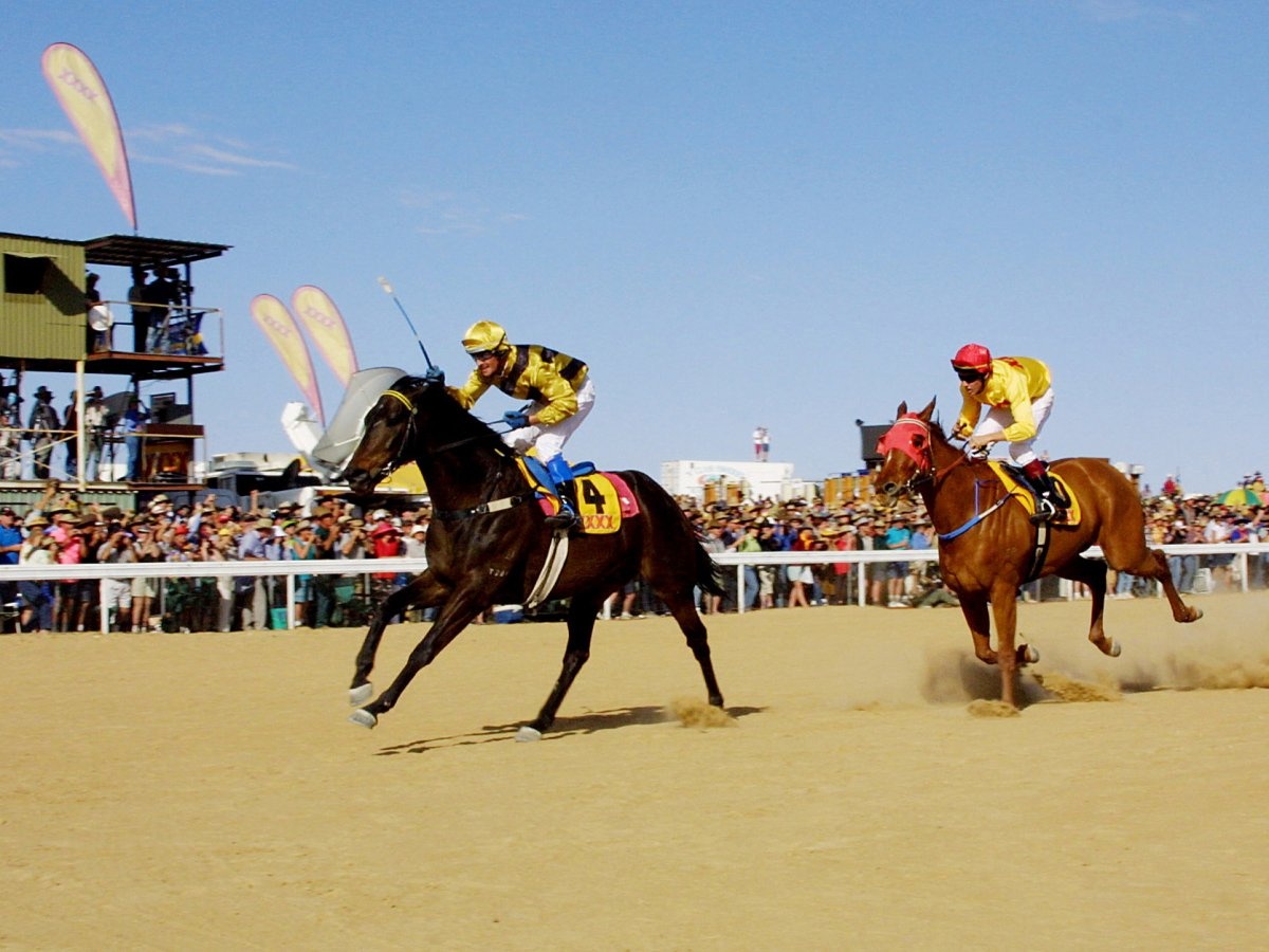 Xem đua ngựa cuối tuần ở Birdsville.