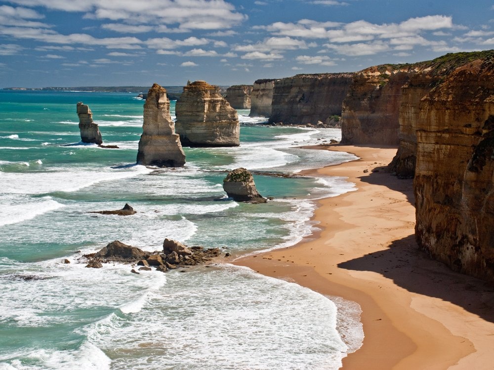 Lái xe dọc con đường ven biển Great Ocean Road và ngắm 12 Apostles (12 tông đồ) ở bang Victoria.