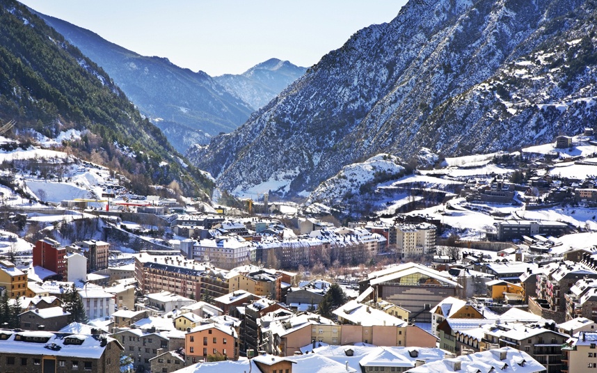 Andorra: Vùng đất không đánh thuế này có hiệp định bảo an với Tây Ban Nha và Pháp, nhưng không hề có quân đội.