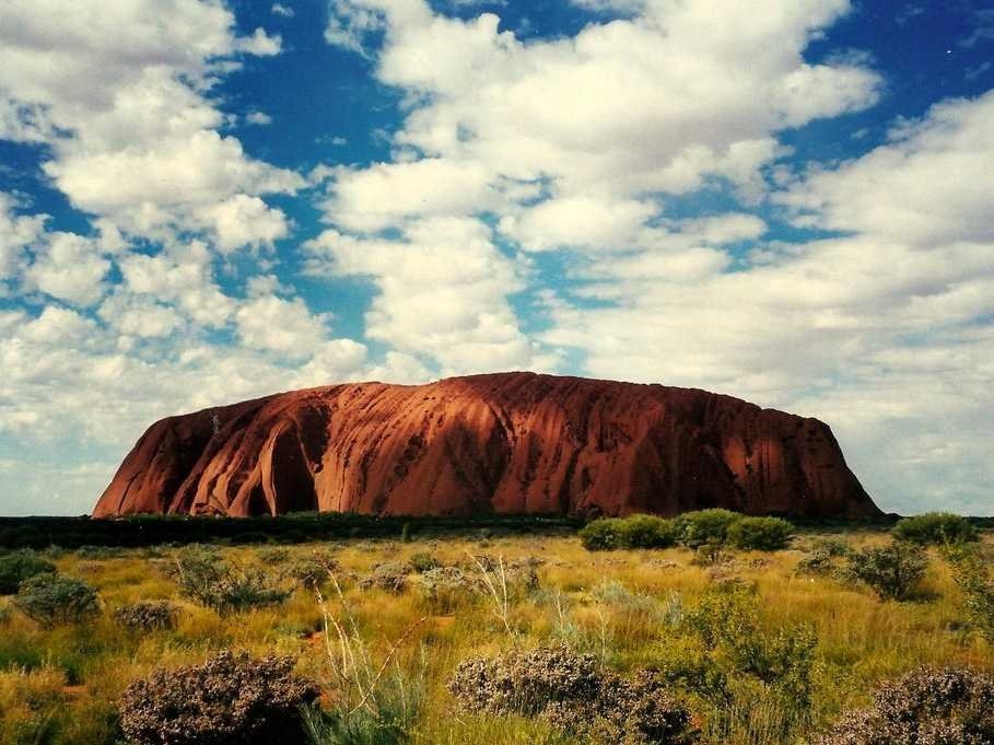 Chiêm ngưỡng cảnh bình minh ở Uluru, hay còn được gọi là Ayers Rock ở Northern Territory.
