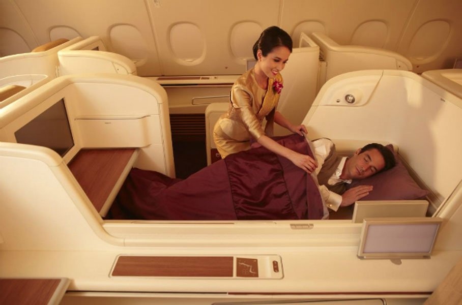 Thai Airways: Khoang Royal First Class bắt đầu với nữ tiếp viên phục vụ champagne và trứng cá hồi. Ghế ngồi có thể biến thành giường ngủ 180 độ, cùng hệ thống giải trí màn hình 23” với hơn 300 chương trình. Hành khách có thể thư giãn với massage toàn thân ở Royal First Lounge tại sân bay Suvarnabhumi ở Bangkok trước chuyến bay. 