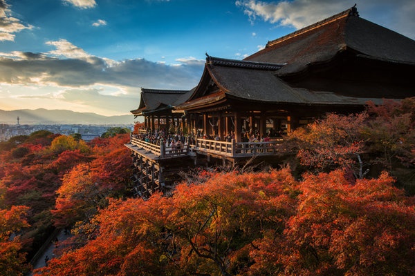 14. Kyoto, Nhật Bản: Từng là thủ đô xứ anh đào, Kyoto tuyệt đẹp vào mùa cây lá đổi màu và mùa hoa anh đào nở.