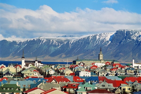 2. Reykjavik, Iceland: Ở đây bạn vừa có thể xem cá voi, vừa tắm hơi thư giãn.