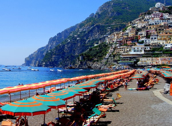 20. Positano, Campania, Italy: Thư giãn bên bãi biển, leo núi ở Il Sentiero degli Dei và kết thúc một ngày bằng một bữa ăn ngon tuyệt, đó là những trải nghiệm đáng nhớ ở Positano.