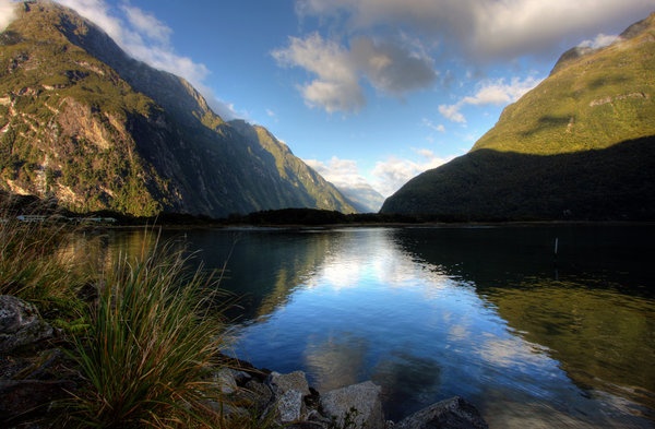 3. Milford Sound, công viên quốc gia Fiordland, New Zealand: Đến đây bạn có thể thuê thuyền đi dạo ngắm cảnh và gần gũi với thiên nhiên.