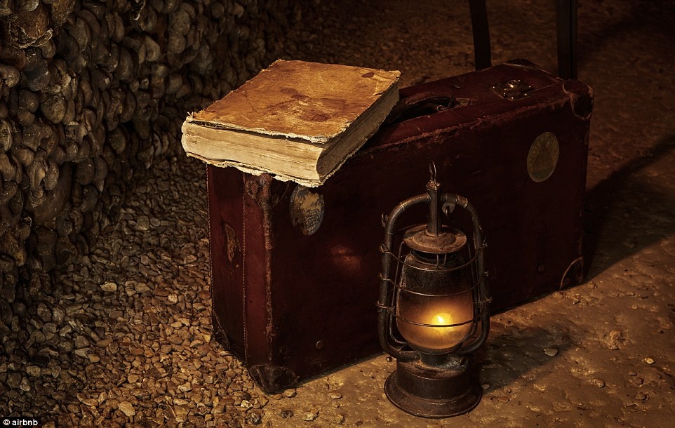 Tờ The Guardian tiết lộ, Airbnb đã phải chi tới 350.000 euro để được sử dụng khu vực hầm mộ vào ngày 31/10. Hầm mộ này mỗi năm đón hơn 500.000 lượt du khách.