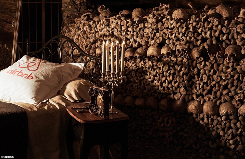 Khu vực Airbnb quảng cáo cho phép du khách thuê một phòng hoặc cả căn nhà, du khách phải tôn trọng hầm mộ như ngôi mộ của chính mình. Nicolas Ferrary, giám đốc Airbnb tại Pháp chia sẻ: “Du khách luôn tìm kiếm các trải nghiệm thực sự, và còn gì có thể độc đáo hơn cho dịp Halloween so với một đêm giữa đống xương người và các hồn ma ở dưới nền Paris”. 
