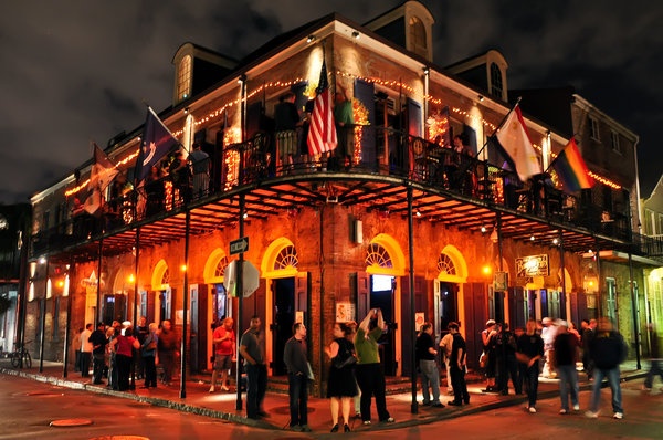 9. New Orleans, Louisiana, Mỹ: Nếu không rơi vào dịp Mardi Gras, bạn có thể dạo quanh con phố Bourbon nổi tiếng hay thử cảm giác rùng mình ở một nghĩa địa được trang trí công phu.