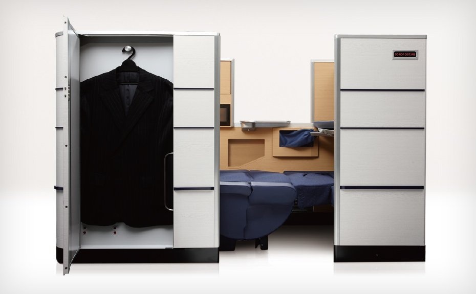 All Nippon Airways: Khoang hạng nhất của ANA như một căn phòng riêng với chỗ ngồi thoải mái, bàn ăn rộng rãi và nhiều chỗ chứa đồ. Ngoài nơi để áo khoác và giày, du khách còn có không gian dưới ghế cho hành lý và nhiều ngăn cho các đồ nhỏ hơn. Chỗ ngồi có 2 đèn LED và đèn yêu cầu không làm phiền, một cổng USB và màn hình LCD 23”.