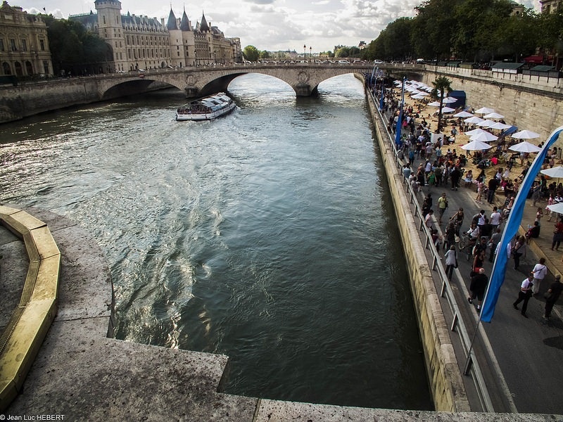 Bãi biển kéo dài từ cầu Pont Neuf đến cầu Pont de Sully cùng các khu vực thể thao như  Elissabeth và Louis Lumiere.