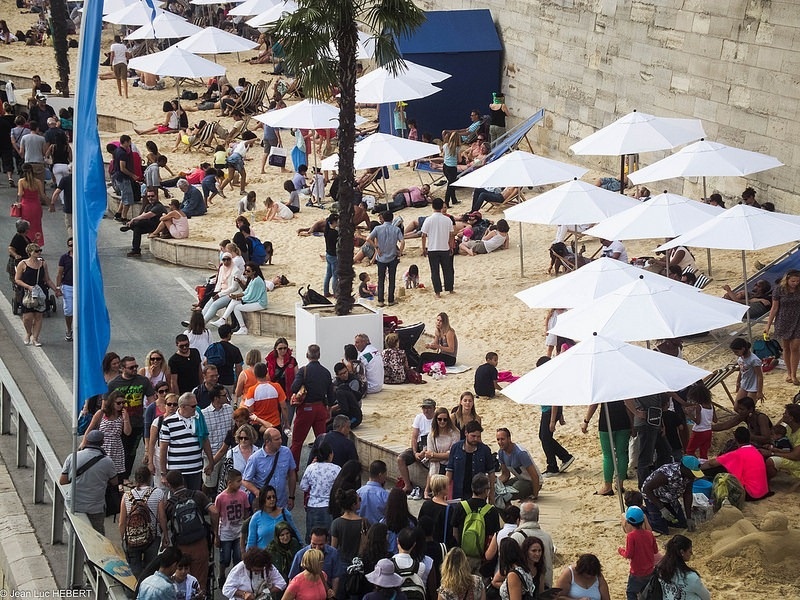 Dọc bãi biển là những quán cà phê và những người bán hàng rong luôn phục vụ du khách.