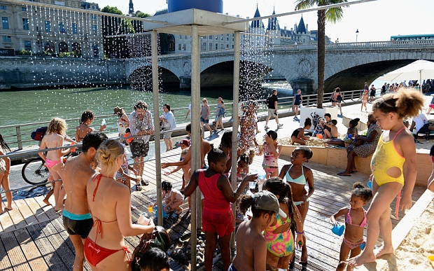 Hệ thống vòi phun hơi nước để làm dịu cho du khách sau khi tắm nắng cũng được lắp đặt dưới chân cầu Pont Neuf.