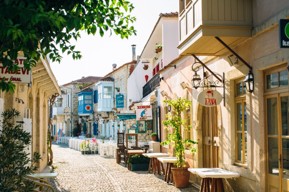 Hải sản ở Alaçatı ngon tuyệt, với các loại bạch tuộc, hàu tươi rói bán ở những con phố xinh xắn.