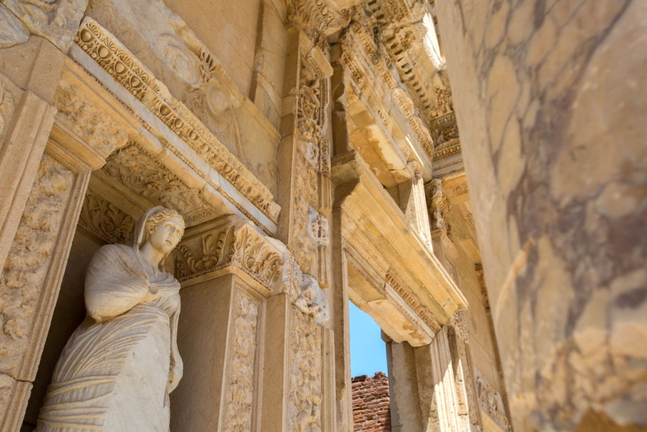 Mới được UNESCO công nhận là di sản thế giới, Ephesus nằm ở phía đông bắc Kuşadası, với những di tích của lịch sử Hy Lạp và La Mã cổ đại.