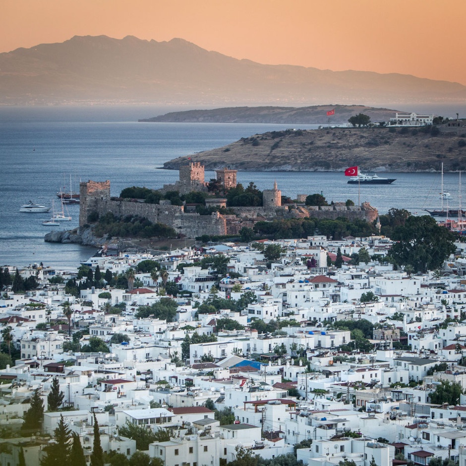 Lâu đài St. Peter là một pháo đài thời trung cổ mang tính biểu tượng ở giữa Bodrum. Pháo đài được xây dựng bằng đá từ lăng mộ ở Halicarnassus, một trong 7 kỳ quan của thế giới cổ đại.