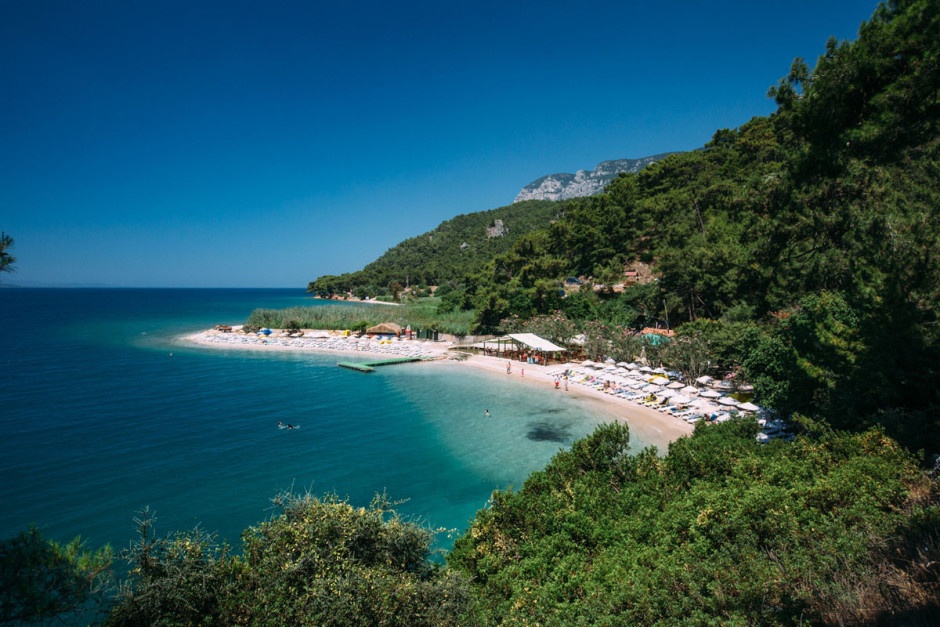 Dọc Turquoise Coast là những con vịnh và bãi biển xinh đẹp ẩn náu bên cây cối xanh tươi.