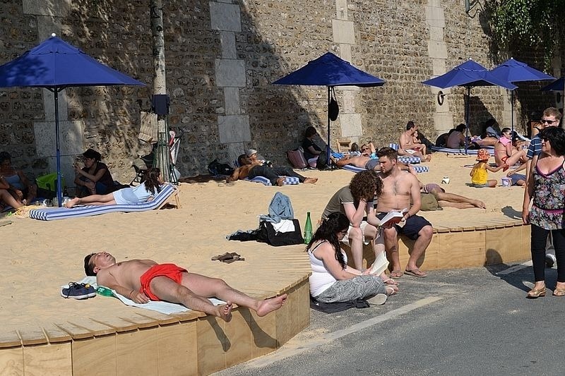 Hàng ngàn tấn cát được nhập về cùng những cây cọ, những chiếc ghế dài, ô dù chống nắng để làm cho bãi biển trông như thật.