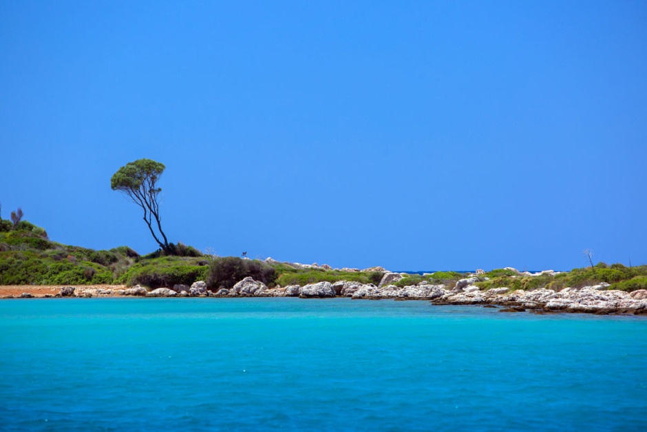 Trời biển giao hòa bằng màu xanh tuyệt đẹp.