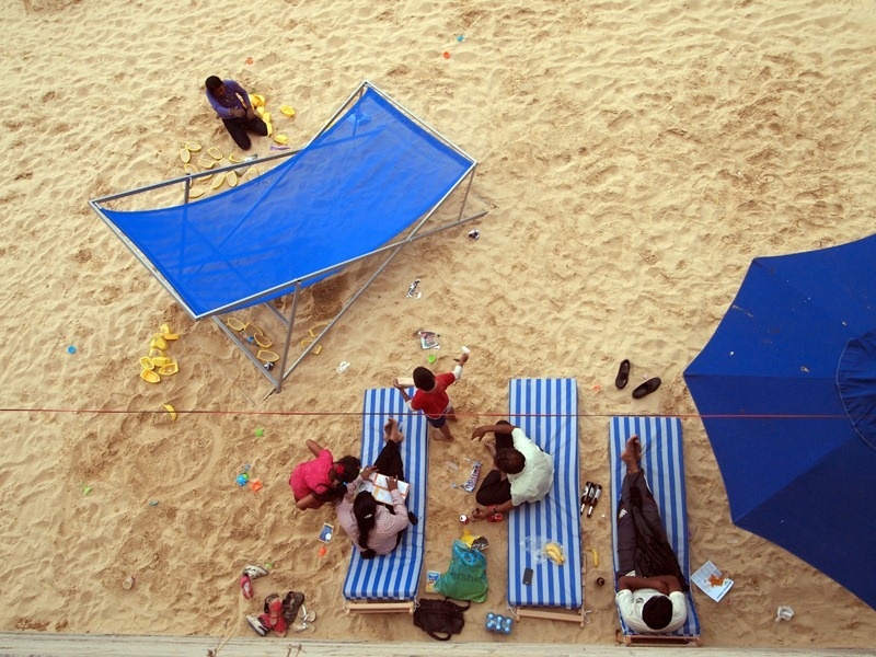 Du khách có thể chơi bóng chuyền bãi biển, bóng rổ hoặc bóng bầu dục ở quảng trường trước khách sạn Hotel de Ville.