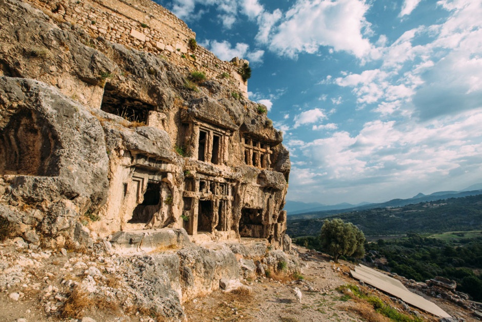 Những tàn tích của Tlos từ 4.000 năm trước. Tlos được cho là một trong những thành phố tôn giáo quan trọng nhất ở Lycia thời xưa.