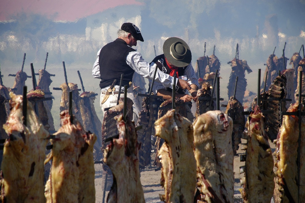 Kỷ lục nướng barbeque thuộc về 30.000 người ở General Pico, Argentina với 12.713 kg bò vào ngày 20/3/2011.