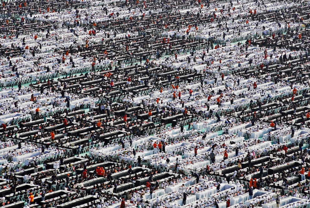 Tổng cộng 20.483 cờ thủ lập kỷ lục chơi cờ tại thành phố Ahmedabad, Ấn Độ vào ngày 24/11/2010.