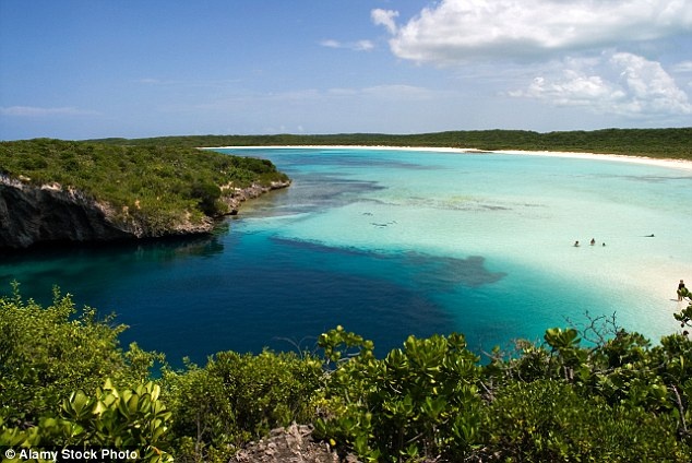 Hố xanh sâu nhất - Turtle Cove, Bahamas: Được phát hiện ở dưới mực nước biển, Turtle Cove từng là những chiếc hang khô ráo, rồi dần dần bị nước biển xâm thực. Hố Dean có chiều rộng 76 m, sâu 202 m ở Turtle Cove gần Clarence Town là hố sâu nhất thế giới với màu nước biển xanh tuyệt đẹp.