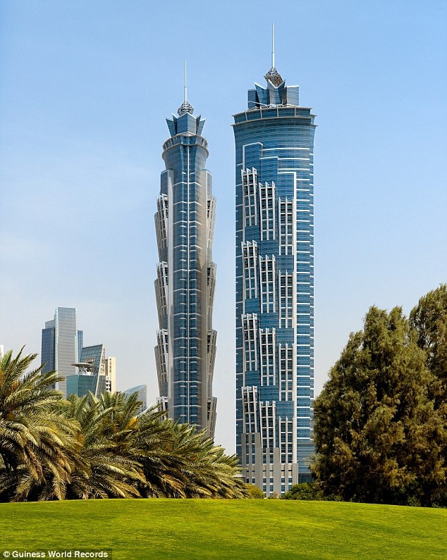 Khách sạn cao nhất - J W Marriott Marquis Dubai: Khách sạn trước đây có tên Emirates Park Towers Hotel and Spa, có độ cao 355 m, 77 tầng lầu với tòa tháp đôi, được mở lần đầu ngày 11/11/2012.