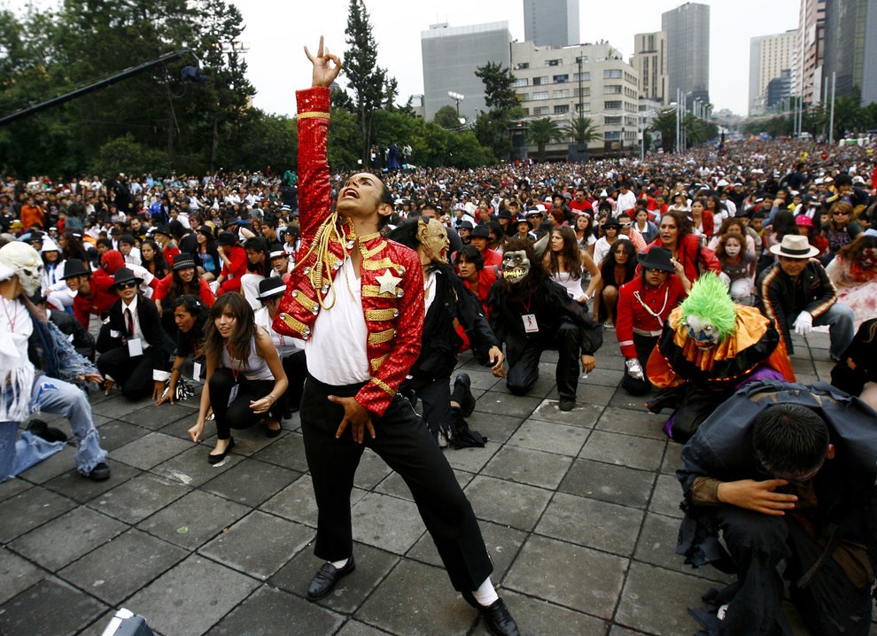 Hơn 12.000 fan cùng nhảy theo ca khúc Thriller nổi tiếng của Michael Jackson ở Mexico City ngày 29/8/2009 để chào mừng sinh nhật lần thứ 51 của ca sĩ và lập kỷ lục thế giới.