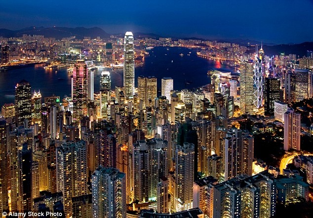 Chuyến bay chở khách dài nhất thế giới – từ Hong Kong đến London: Chuyến bay Boeing 777-200LR Worldliner bay suốt hành trình 21.601 km không nghỉ từ Hong Kong đến London từ 9 – 10/11/2005. Hành trình tổng cộng 22 giờ 42 phút. Máy bay 777-200LR có 2 động cơ mạnh nhất thế giới, lần đầu hoạt động năm 2006.