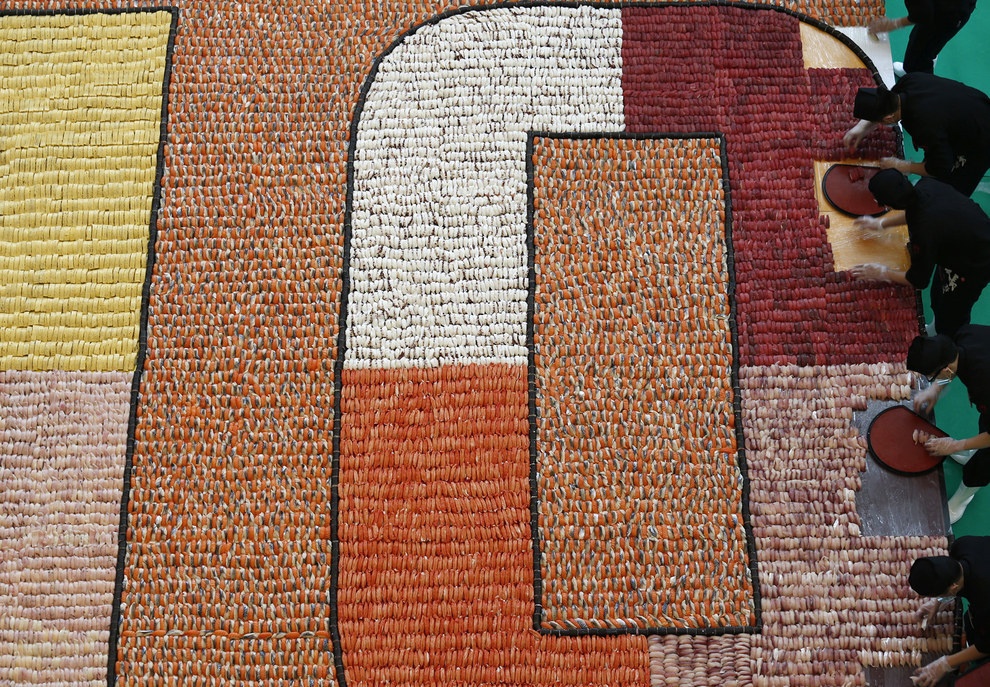 Bức tranh ghép lớn kỷ lục thế giới bằng sushi có diện tích 37 m2, được ghép bằng 20.647 cuốn sushi ở Hong Kong ngày 8/1/2014.