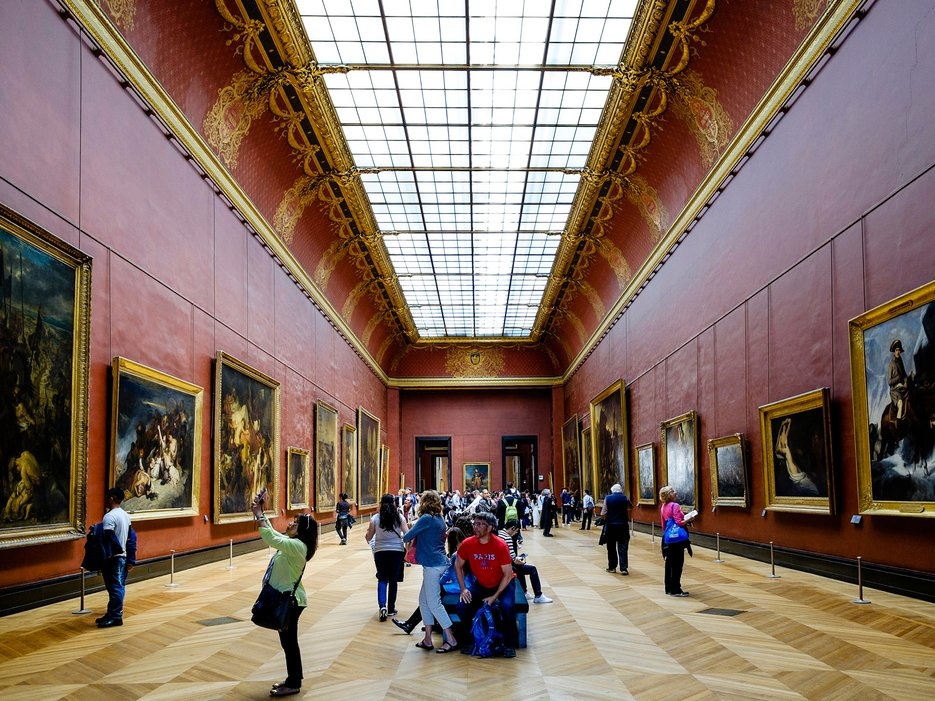 Thăm bảo tàng: Paris được coi là trung tâm văn hóa nghệ thuật, với hơn 170 bảo tàng các loại. Nổi tiếng nhất là bảo tàng Louvre, bảo tàng đông khách nhất thế giới. Tuy nhiên, bạn cũng có thể ghé các bảo tàng nhỏ hơn như Musee D’Orsay với các tác phẩm thuộc trường phái ấn tượng và nhiều họa phẩm của Van Gogh.