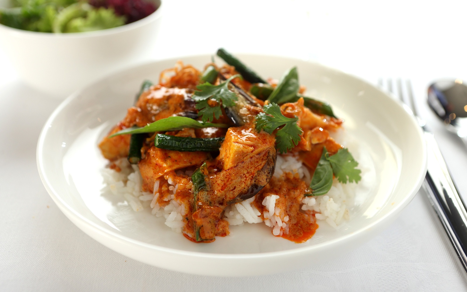 10. Qantas Airways: Chủ nhà hàng được nhiều người yêu thích ở Australia, Neil Perry chính là tác giả của các món ăn hấp dẫn trên các chuyến bay của hãng Qantas.