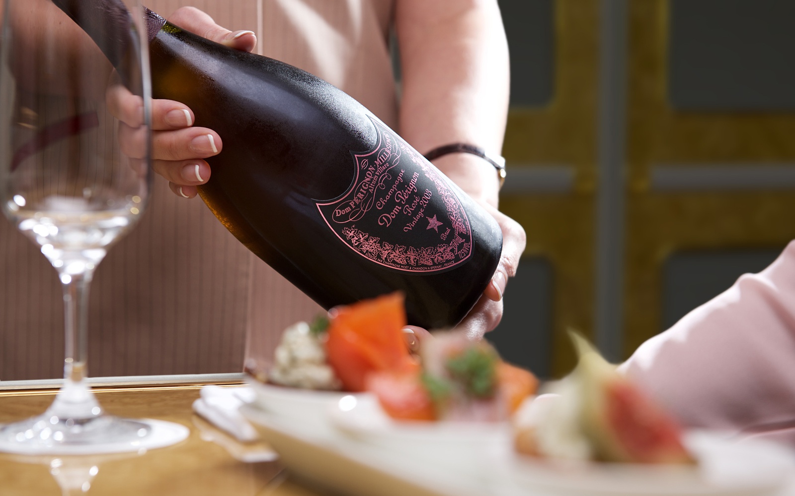 2. Emirates: Hãng hàng không có trụ sở tại Dubai này nhận được nhiều lời khen ngợi cho những món ăn kiểu Trung Đông, như món meze Ả rập hay món cừu hầm. Thực đơn của hãng rất phong phú và tinh tế, với món pho mát Ba Tư, quả vả, bánh mì baguette quả óc chó cùng mật ong, vịt nấu lê và nghệ tây, ức vịt ướp Teriyaki xốt mơ và táo…