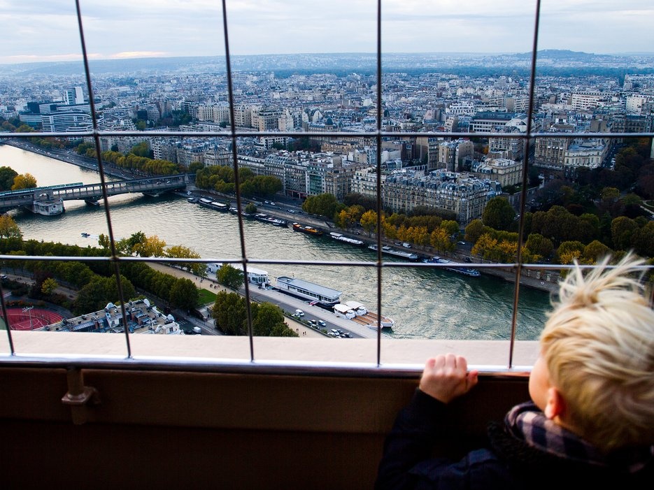 Trèo lên tháp Eiffel: Không có biểu tượng nào ở Paris “vượt mặt” được bà đầm thép này. Được kỹ sư Gustave Eiffel xây dựng năm 1889, tháp Eiffel giờ đây nổi tiếng trên toàn thế giới. Bạn có thể bỏ qua công đoạn xếp hàng để mua một chiếc vé giá 7 euro và leo lên 1.710 bậc thang. Một cách khác để không phải xếp hàng là đặt bàn trước tại một trong các nhà hàng trên tháp. Từ đây, bạn có thể ngắm toàn cảnh thành phố Paris thơ mộng.