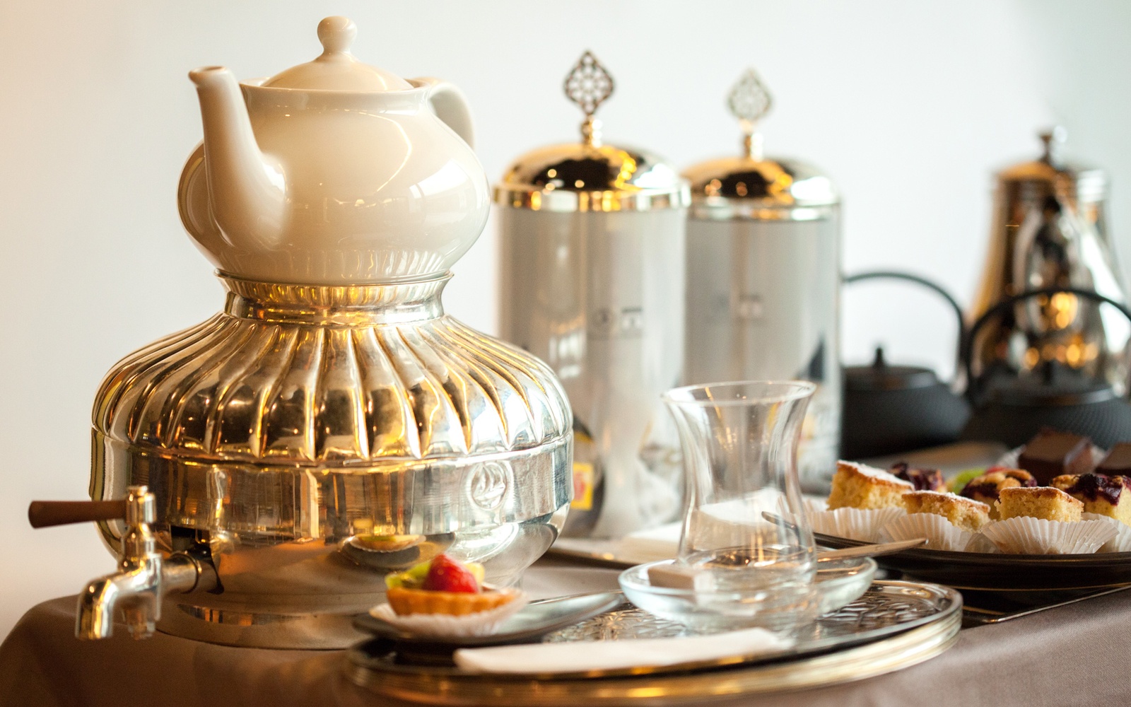 3. Turkish Airlines: Hãng hàng không Thổ Nhĩ Kỳ được hành khách ca ngợi vì những món ăn không chỉ ngon mà còn được trình bày rất đẹp. Hành khách hạng thương gia còn có thể nhâm nhi trà từ những chiếc ấm phong cách Ottoman. “Nếu hãng này là một nhà hàng, tôi sẽ đến đó để ăn”, một hành khách phát biểu.