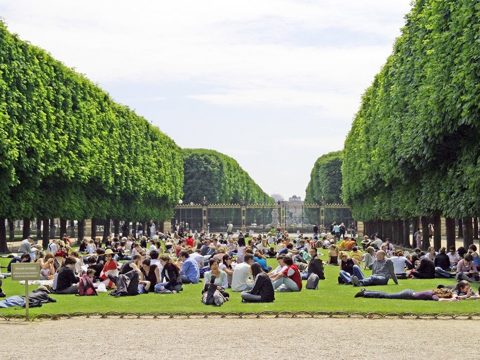Picnic trong vườn Luxembourg: Ở đây, bạn sẽ tận mắt chứng kiến sự hào nhoáng của cuộc sống kiểu Pháp. Những người mặc đồ công sở chăm chú đọc sách báo trong giờ ăn trưa, những người chơi bi sắt trên sân cát, những cặp tình nhân say đắm hôn nhau cạnh đài phun nước Medici, lũ trẻ trèo thuyền mini trên hồ. Đây là địa điểm tắm nắng và giải trí yêu thích của người Paris.