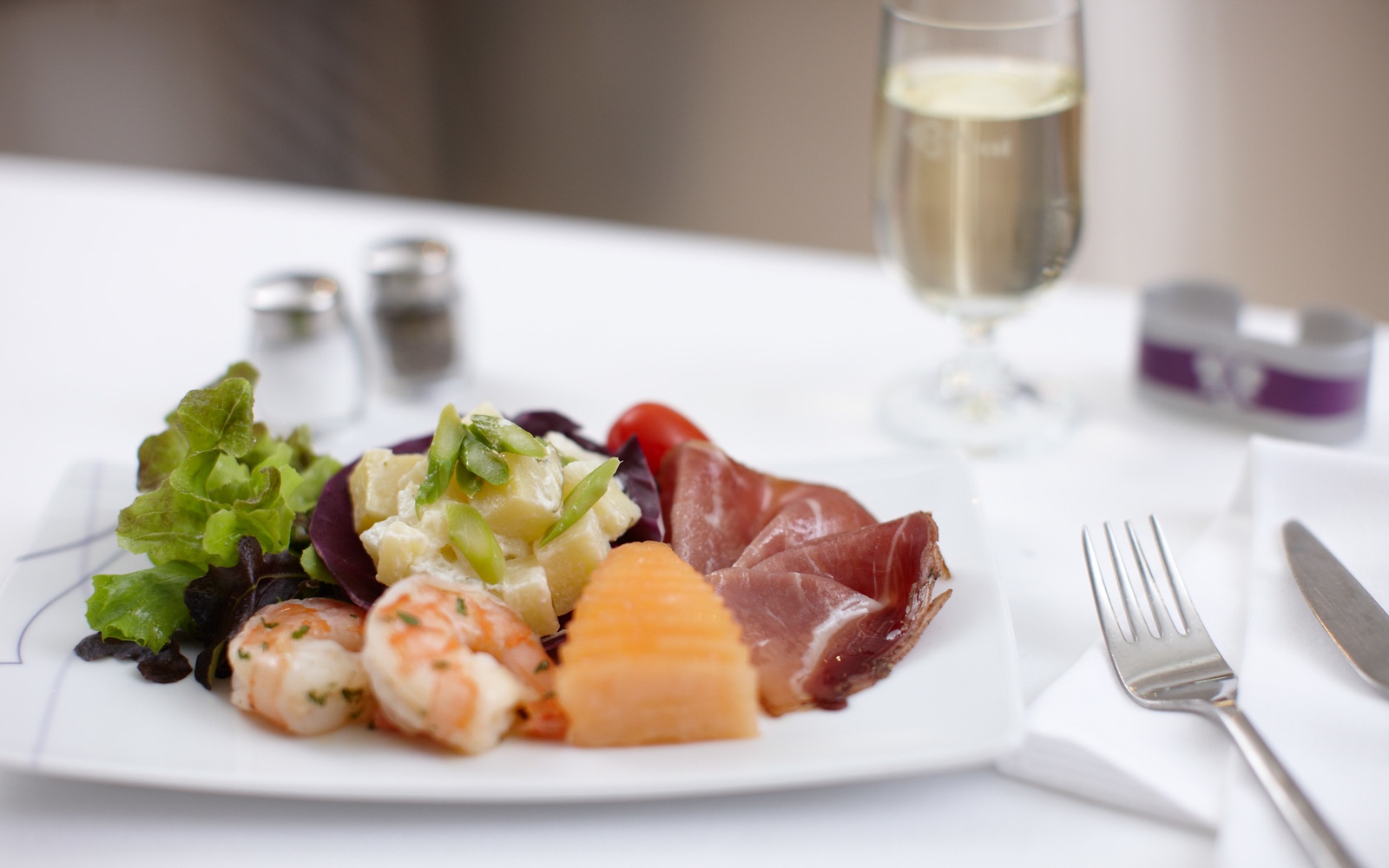 7. Thai Airway: Hành khách khen ngợi đồ ăn của hãng hàng không Thái Lan ngon và cung cách phục vụ kiểu hoàng gia. Hành khách hạng thương gia mê mẩn các món ăn Thái như mì xốt lạc, cơm rang thịt heo và ớt, cà ri gà cùng khoai tây…