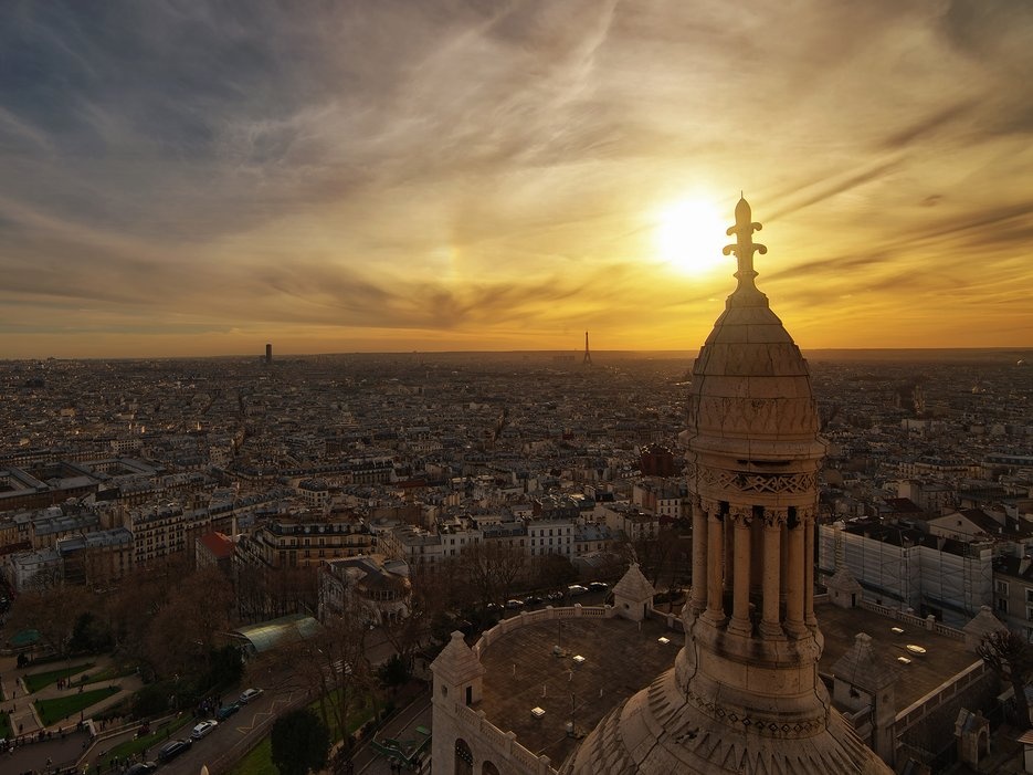 Ngắm hoàng hôn từ nhà thờ Sacré-Cœur ở Montmartre: Đây là một trong những điểm ngắm hoàng hôn đẹp nhất trong thành phố. Các nhạc sĩ địa phương thường gảy guitar trên những bậc thềm, tạo nên không khí lãng mạn. Tuy nhiên, bạn nên tránh những người bán hàng rong ở đây để khỏi gặp rắc rối.