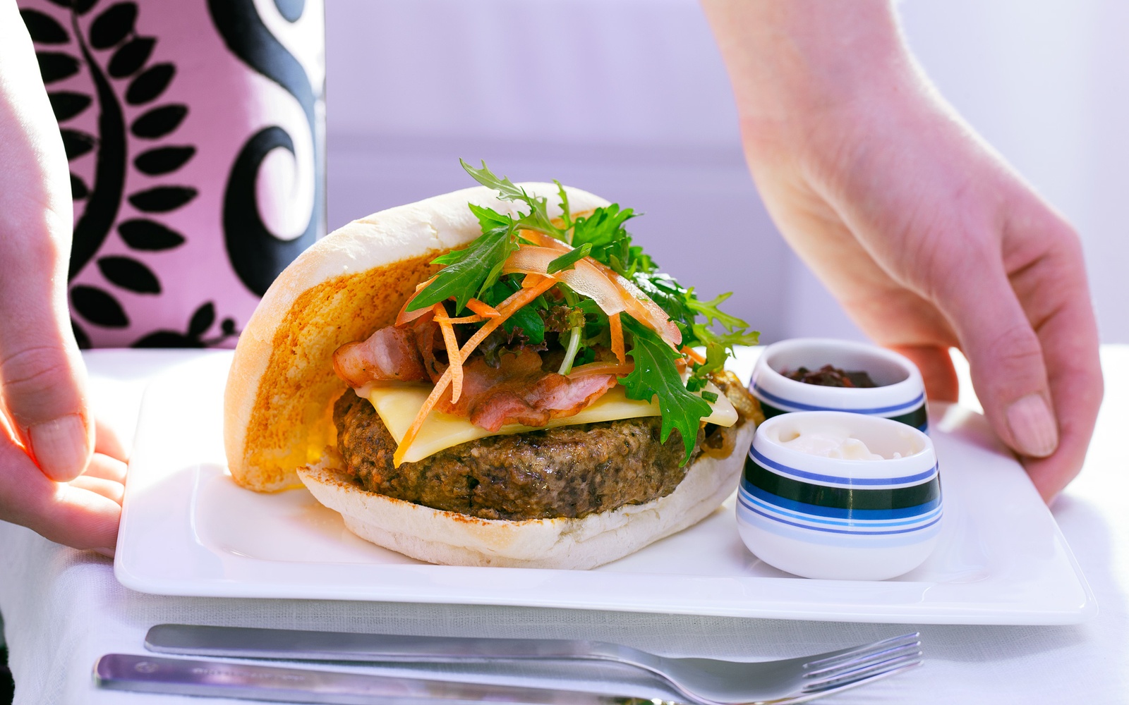 8. Air New Zealand: Hơn 1 triệu chai rượu được phục vụ trên các chuyến bay của hãng mỗi năm. Thực đơn của hạng thương gia được đầu bếp Peter Gordon thực hiện. Hành khách có thể thưởng thức món gà Moorish hầm cà chua, nghệ tây, đậu trắng và bí ngô nướng quế.