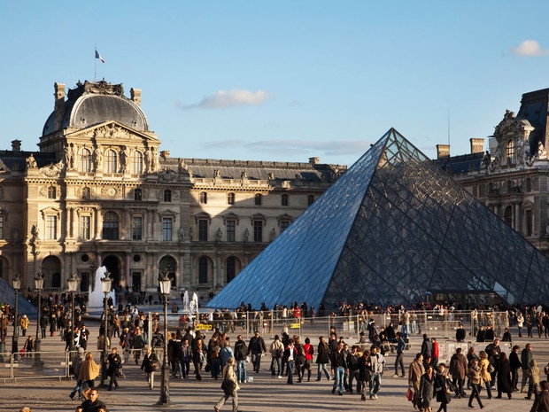 Thưởng ngoạn những tác phẩm nghệ thuật tại Paris: Nếu bạn đến Paris mà không dành ít nhất một ngày để thăm bảo tàng Louvre, thì bạn đã lỡ mất cơ hội thưởng lãm những tài sản quý giá nhất mà nhân loại từng sáng tạo ra, như bức tranh nàng Mona Lisa hay các tác phẩm thời Phục Hưng. Những công trình như Khải Hoàn Môn thu nhỏ, kim tự tháp I.M. Pei cũng là những địa danh hút khách.