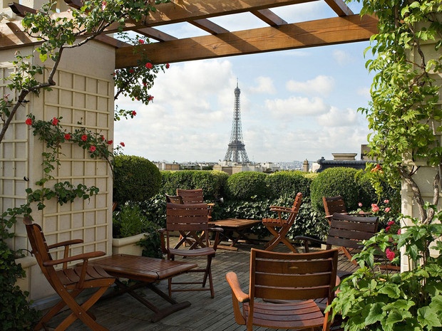 Nhâm nhi cocktail trước tháp Eiffel, Paris: Một trong những địa điểm lý tưởng nhất là trên tầng thượng khách sạn Raphael, nơi có những bông hồng thơm ngát. Bạn nên đến đây vào những ngày ấm áp mùa xuân hoặc hè, và nên đặt chỗ trước.