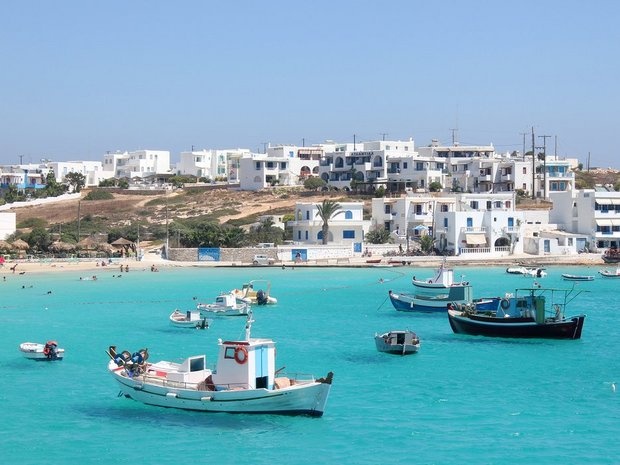 Đi thuyền quanh những hòn đảo ở Hy Lạp: Nổi tiếng nhất là các đảo Mykonos, Santorini, Patmos, ít nổi tiếng hơn có thể kể đến Antiparos, Paros, và Pano Koufonisi, những bãi biển nguyên sơ và nhịp sống chậm rãi. Ở đây hầu như không có các câu lạc bộ đêm, những nhà hàng náo nhiệt hay những cửa hàng hào nhoáng, chỉ có những thị trấn dọc sườn đồi với những ngôi nhà sơn trắng xinh đẹp.