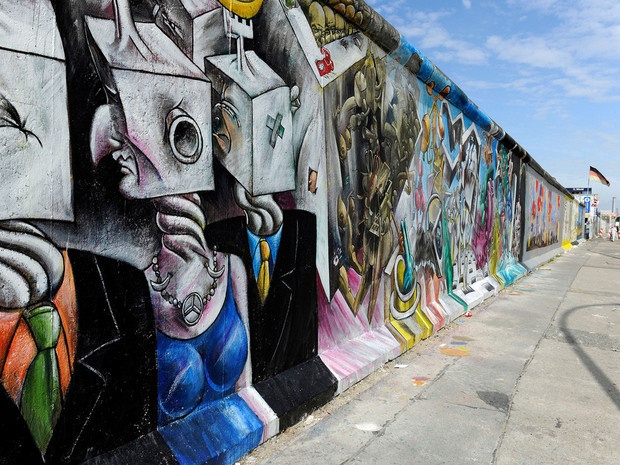 Đi dọc bức tường Berlin: Thành phố kỷ niệm 25 năm ngày xóa bỏ bức tường Berlin vào năm ngoái, nhưng những di tích vẫn còn lại khăp nơi. Bạn có thể đạp xe hoặc đi bộ dọc công trình dài 21 km, giờ đã là những con đường lát đá và những tháp canh rải rác.