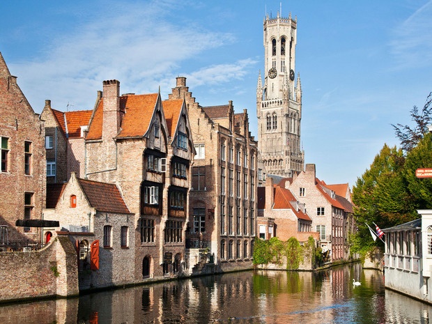 Tham quan Bruges: Bruges được coi là thành phố thời trung cổ được bảo tồn tốt nhất ở châu Âu. Bạn có thể chiêm ngưỡng những tác phẩm nghệ thuật của Jan van Eyck, René Magritte, và Hieronymus Bosch ở bảo tàng Groeninge, hay đi dạo để ngắm cảnh thành phố xinh đẹp. 