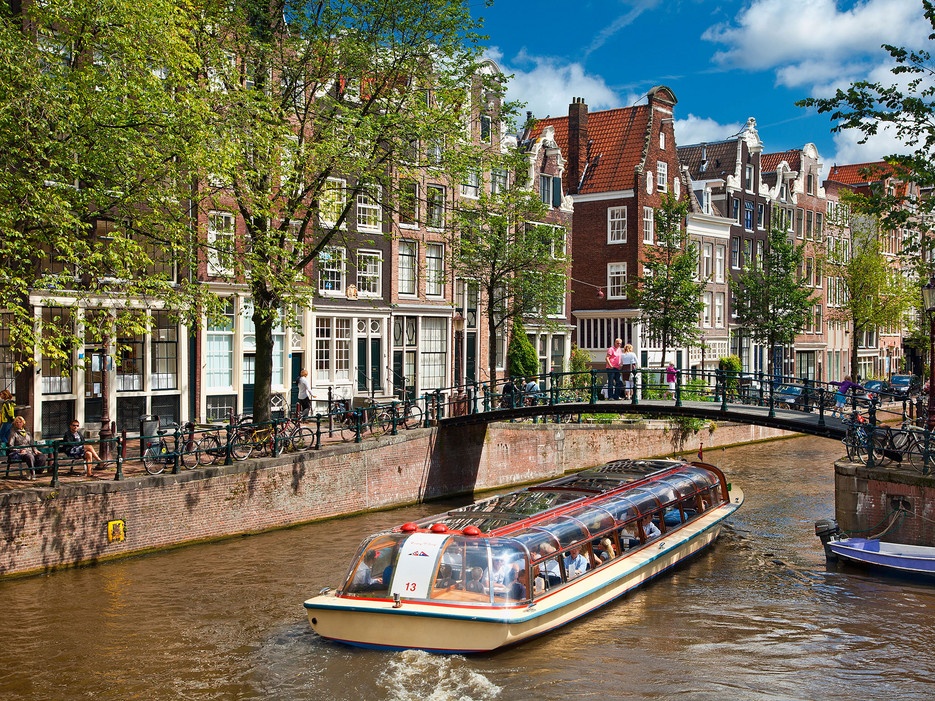 Du ngoạn tour kênh đào ở Amsterdam: Khi ở Amsterdam, đừng quên mang theo một ít cá trích chiên, một lon bia Heineken và tham gia một tour kênh đào để ngắm cảnh thành phố. Người Hà Lan không thích dùng rèm, bởi vậy bạn có thể nhìn “xuyên thấu” những tòa nhà dọc bờ kênh, những trần nhà sơn cầu kỳ hay nội thất tuyệt đẹp.
