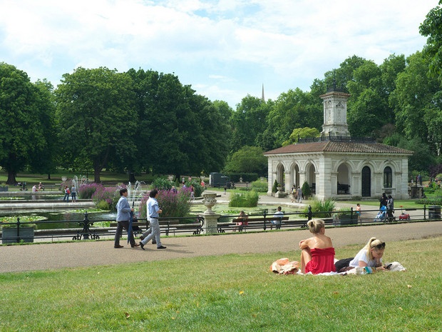 Đi dạo trong vườn Kensington: Sau khi picnic ở Hyde Park, bạn hãy đi về phía tây đến một trong những không gian xanh nhất của London. Vườn Kensington có cung điện Kensington, nơi công nương Diana sống từ năm 1984 cho tới khi bà qua đời năm 1997 và nhiều di tích nổi tiếng khác. Khu vườn rất đông du khách vào những ngày đẹp trời.