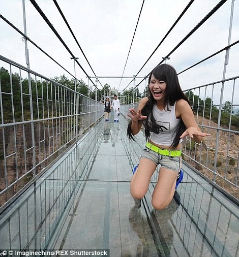 Những cây cầu kính hiện là những điểm du lịch hút khách châu Á nói chung và Trung Quốc nói riêng. Một cây cầu kính cao 180 m vừa được mở hồi tháng 9 tại Trung Quốc. Hồi đầu năm, cây cầu kính cao 718 m ở Trùng Khánh, tây nam Trung Quốc trở thành cây cầu kính cho người đi bộ dài nhất thế giới. 