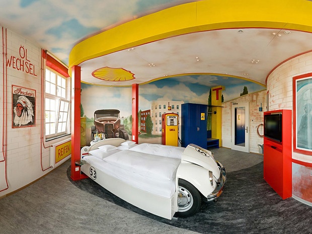 Ngủ đêm trong xe hơi tại Stuttgart: Đức là thủ phủ của công nghiệp chế tạo ôtô, là quê hương của các thương hiệu Daimler và Mercedes-Benz. Bạn có thể qua đêm trong một chiếc xe được cải tạo thành giường ngủ. Ở khách sạn xe hơi V8, bạn có thể chọn ngủ trong một chiếc Volkswagen Beetle, Mercedes-Benz, thậm chí một chiếc Cadillac mui trần đỏ chót. Bạn cũng đừng quên ghé thăm nhà máy Mercedes-Benz ngay đối diện bên kia đường và chứng kiến 2.500 chiếc xe ra lò mỗi ngày.