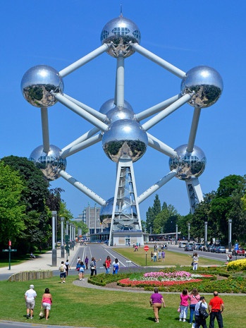 Thăm công trình Atomium ở Brussels, Bỉ: Đây là một trong những điểm tham quan độc đáo nhất châu Âu với khối hình quả cầu kết cấu giống tinh thể được xây dựng năm 1958.